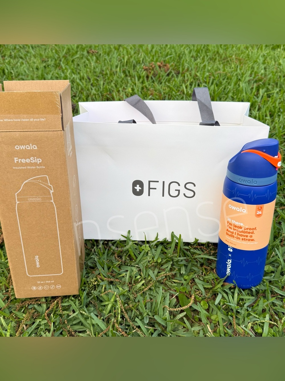 Figs I Owala FreeSip Deep Royal Blue Waterbottle - Picture 4 of 14